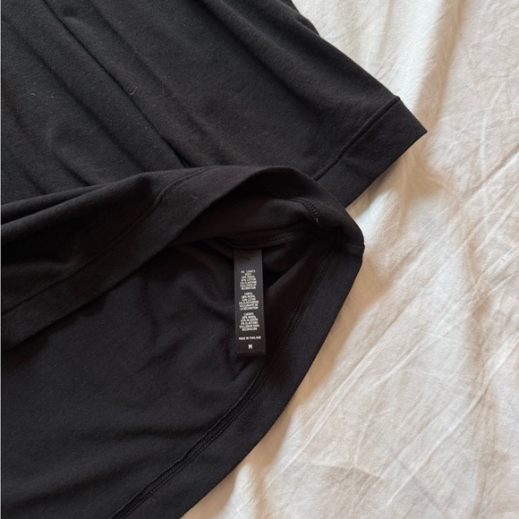 Black Skims boyfriend long sleeve shirt Women’s M Onyx NWT - Picture 3 of 4